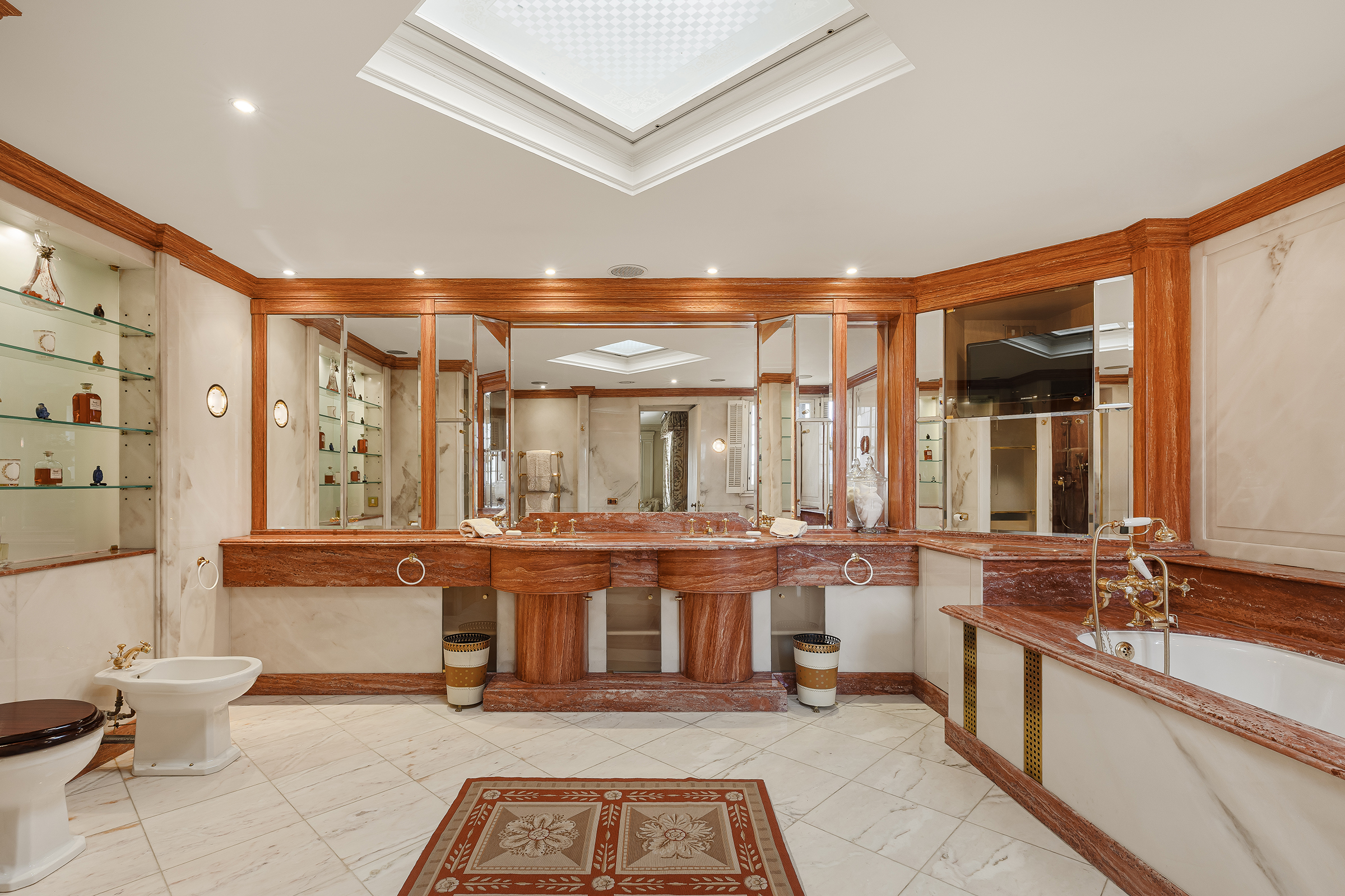  A Grand Lateral Penthouse with Direct Lift Access on Chesham Place - 物件實景
