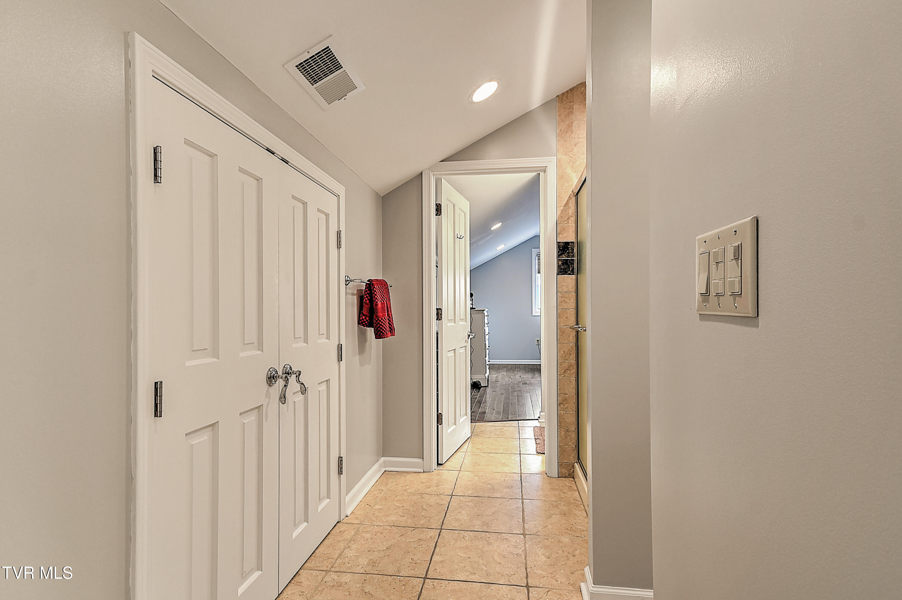 Jonesborough, Tennessee, 37659, United States, 6 Bedrooms Bedrooms, ,6 BathroomsBathrooms,Residential,For Sale,2011777