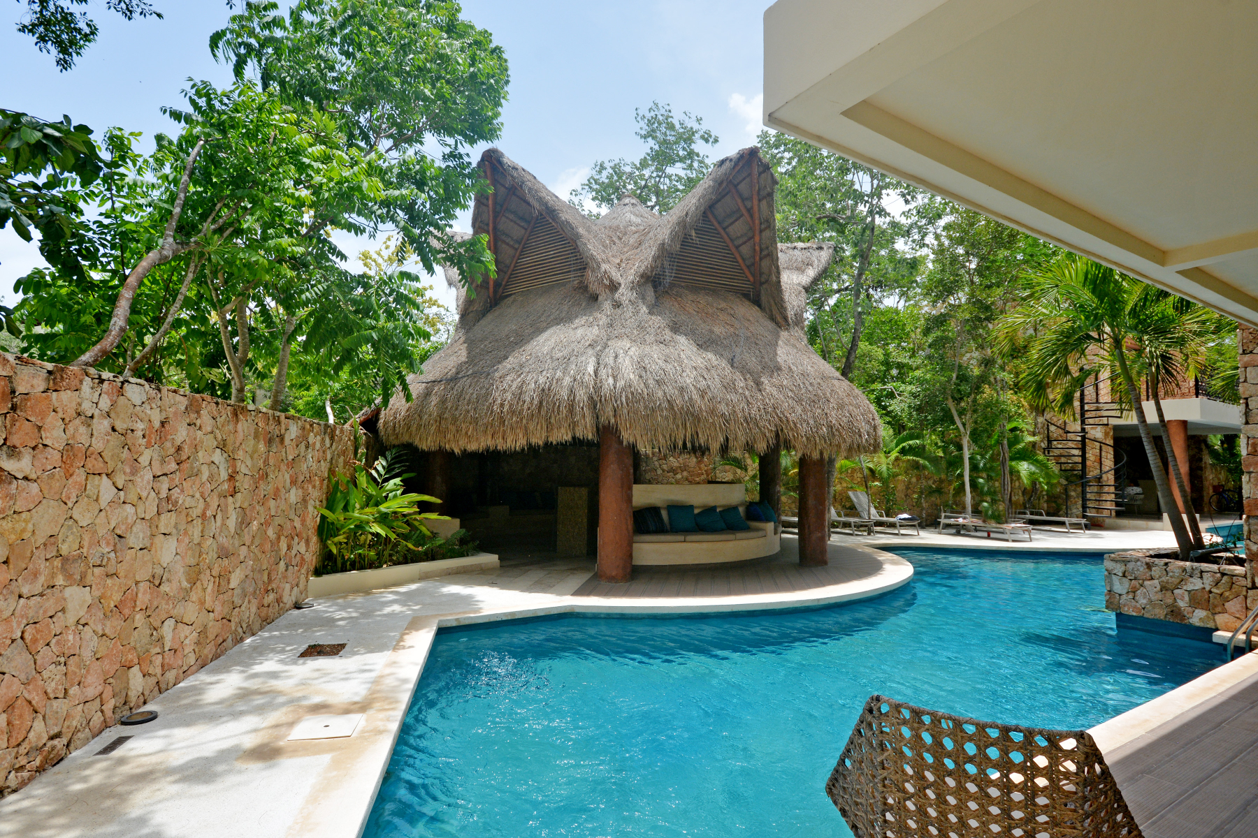  TWO LEVEL PENTHOUSE WITH THREE INDEPENDENT ACCESSES - 物件實景