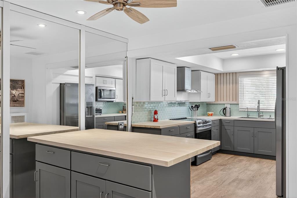 Sarasota, Florida, 34239, United States, 3 Bedrooms Bedrooms, ,2 BathroomsBathrooms,Residential,For Sale,1991192