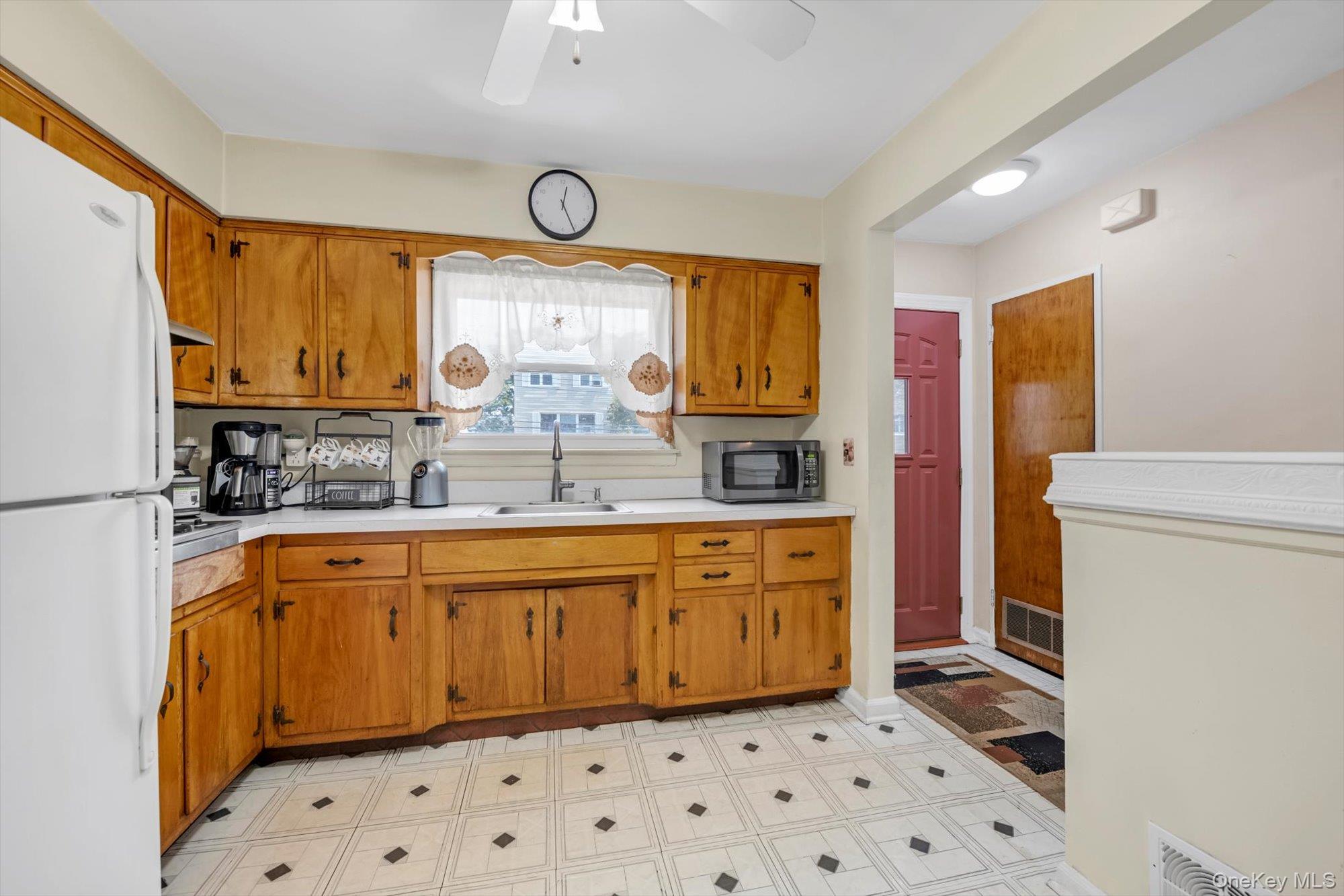 Bronx, New York, 10465, United States, 3 Bedrooms Bedrooms, ,2 BathroomsBathrooms,Residential,For Sale,1919704