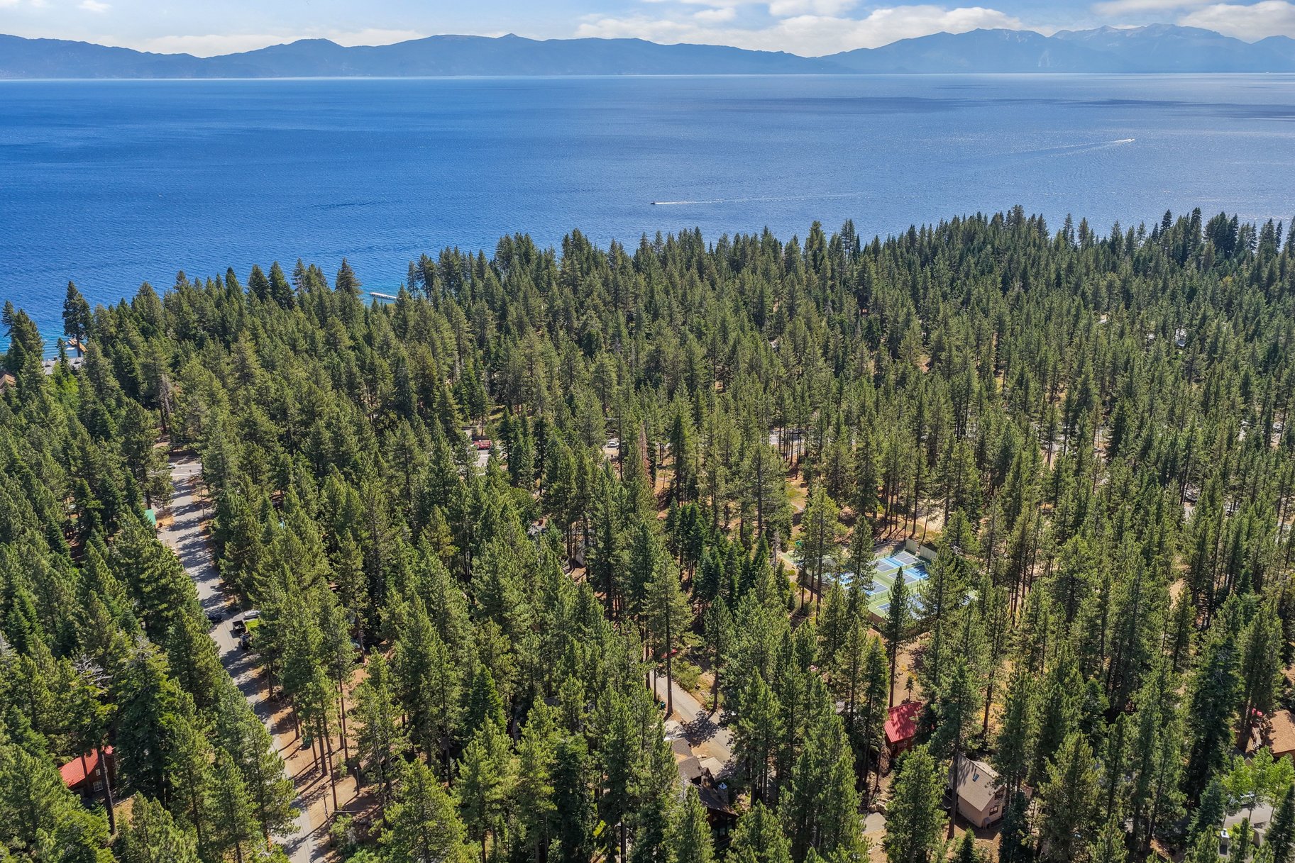  West Shore Gem - An Authentic Pineland Chalet with Detached Garage + Studio - 物件實景