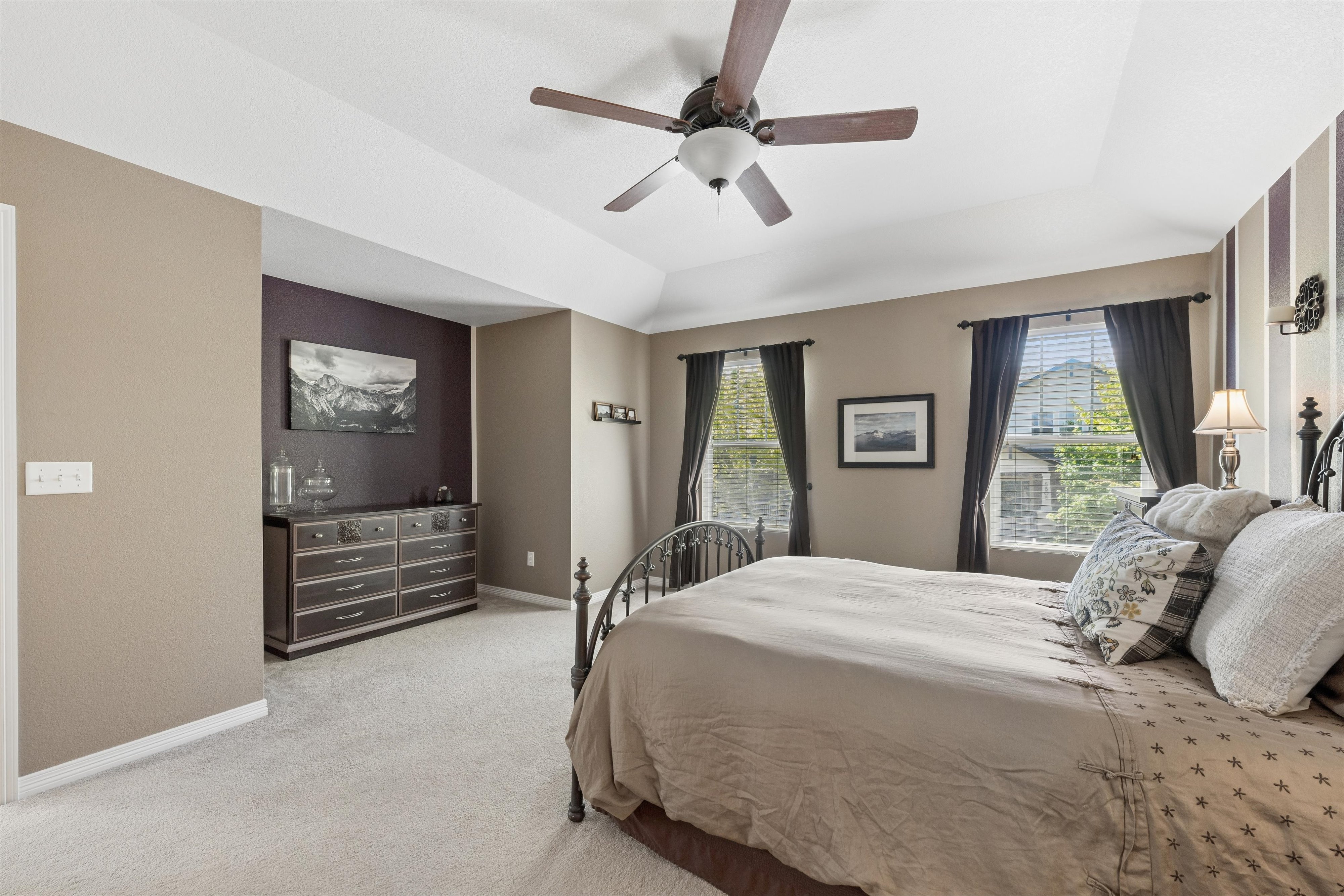  Beautiful 3-Bedroom, 3-Bath Home On A Charming Tree-Lined Street - 物件實景