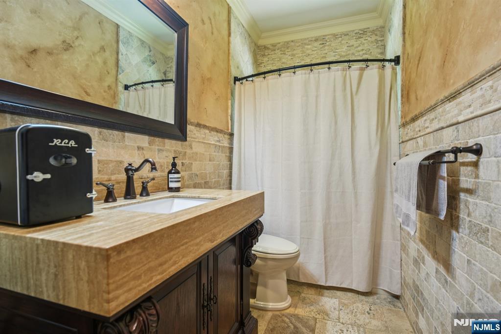 Oakland, New Jersey, 07436, United States, 5 Bedrooms Bedrooms, ,5 BathroomsBathrooms,Residential,For Sale,1907323