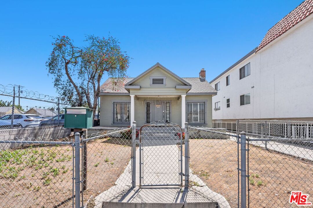 Los Angeles, California, 90004, United States, 3 Bedrooms Bedrooms, ,1 BathroomBathrooms,Residential,For Sale,1896510