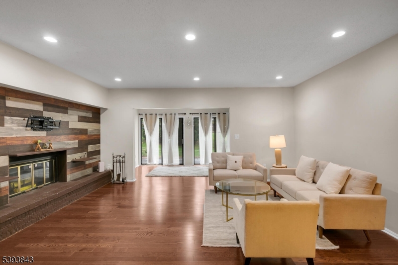 Bernards Twp., New Jersey, 07920, United States, 2 Bedrooms Bedrooms, ,3 BathroomsBathrooms,Residential,For Sale,1972655