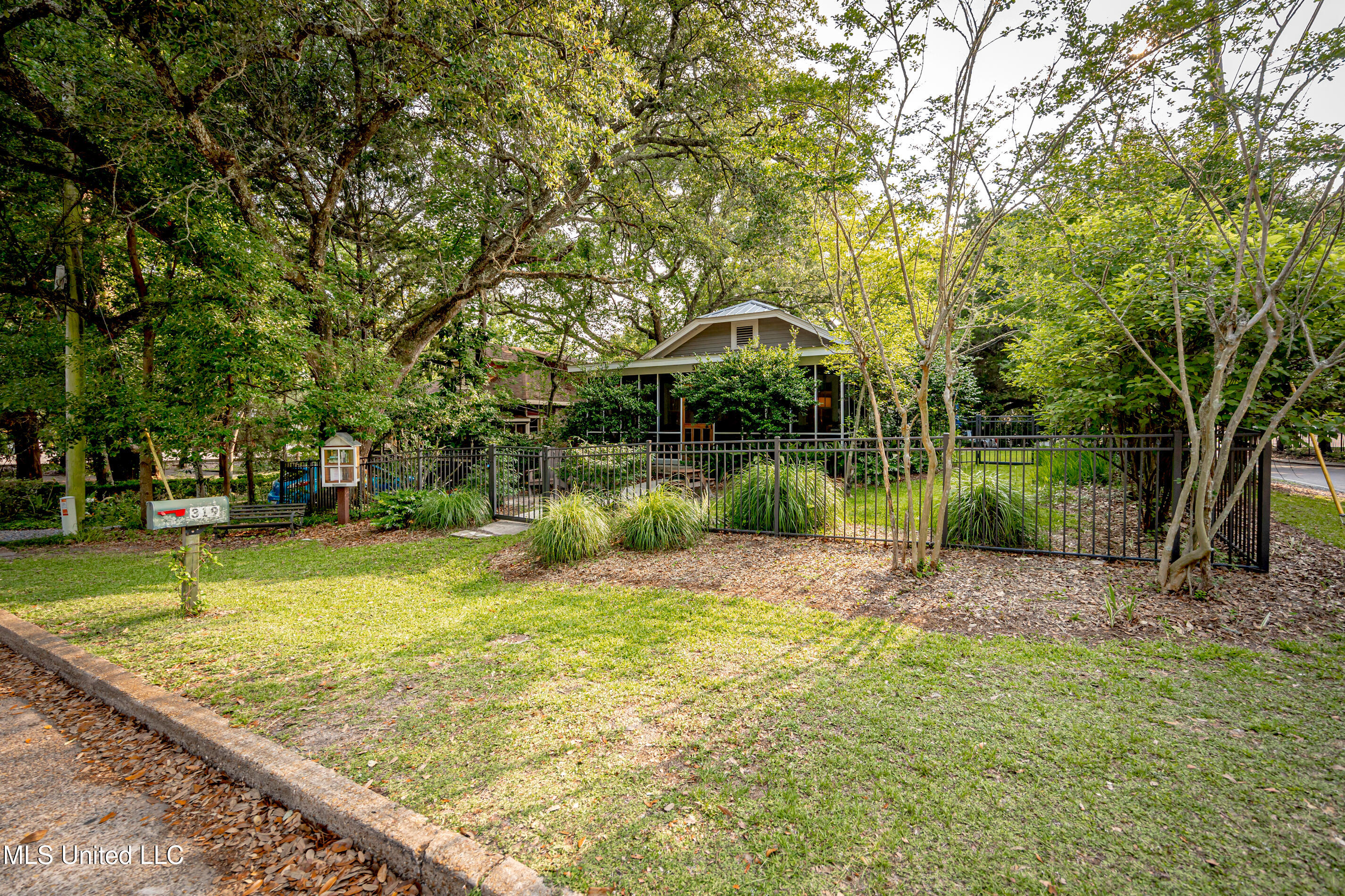 Ocean Springs, Mississippi, 39564, United States, 3 Bedrooms Bedrooms, ,2 BathroomsBathrooms,Residential,For Sale,1987573