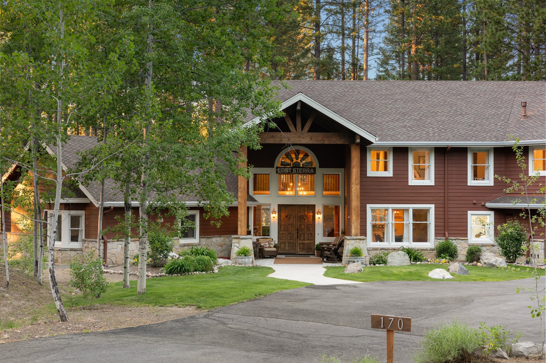  Hilltop Whitehawk Ranch Estate with Sweeping Meadow, Pond & Mountain Views - 物件實景