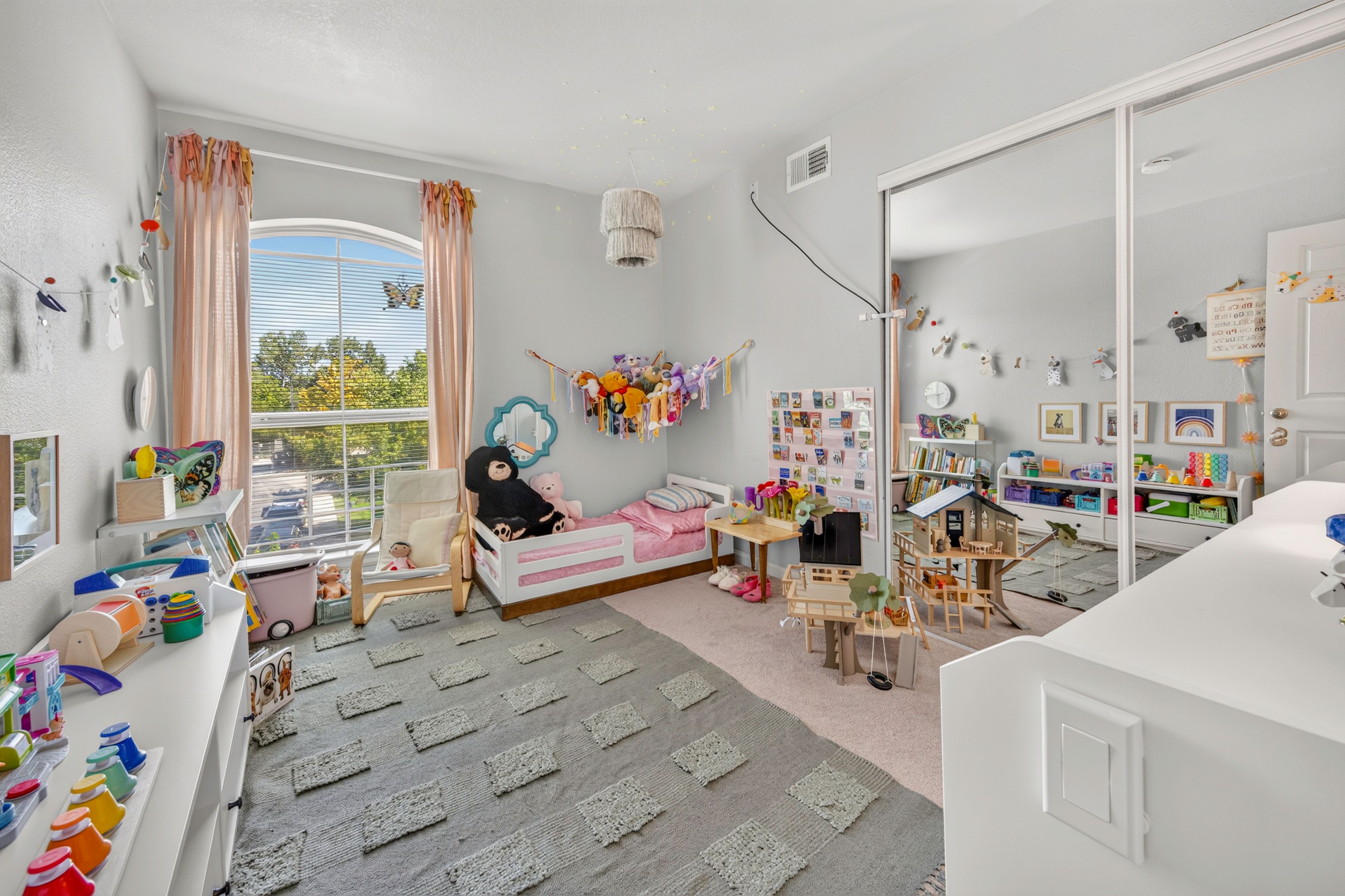  Sun-Drenched, Top-Floor End-Unit Condominium in the Heart of Central Boulder - 物件實景