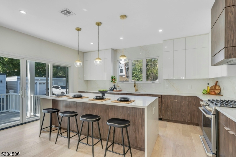 Montclair Twp., New Jersey, 07042, United States, 6 Bedrooms Bedrooms, ,5 BathroomsBathrooms,Residential,For Sale,1947111