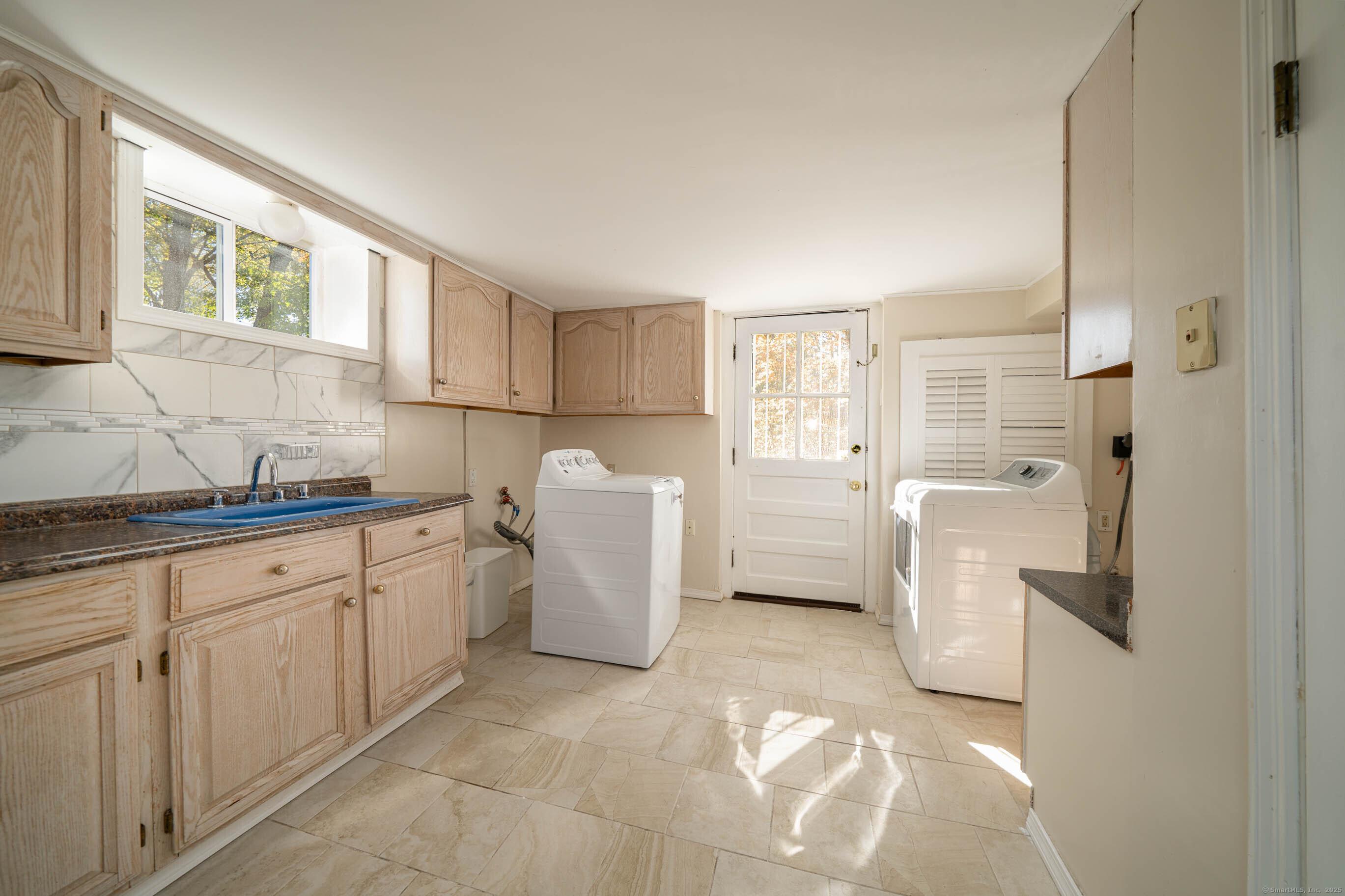 Hamden, Connecticut, 06517, United States, 4 Bedrooms Bedrooms, ,4 BathroomsBathrooms,Residential,For Sale,1982010