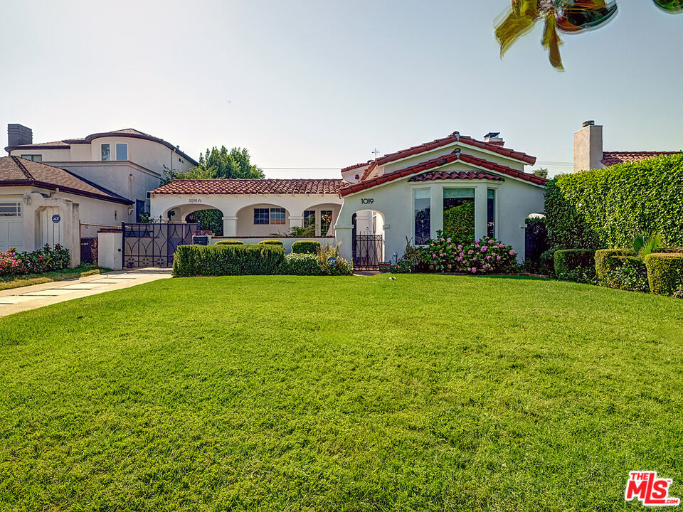 Los Angeles, California, 90019, United States, 4 Bedrooms Bedrooms, ,3 BathroomsBathrooms,Residential,For Sale,1924996