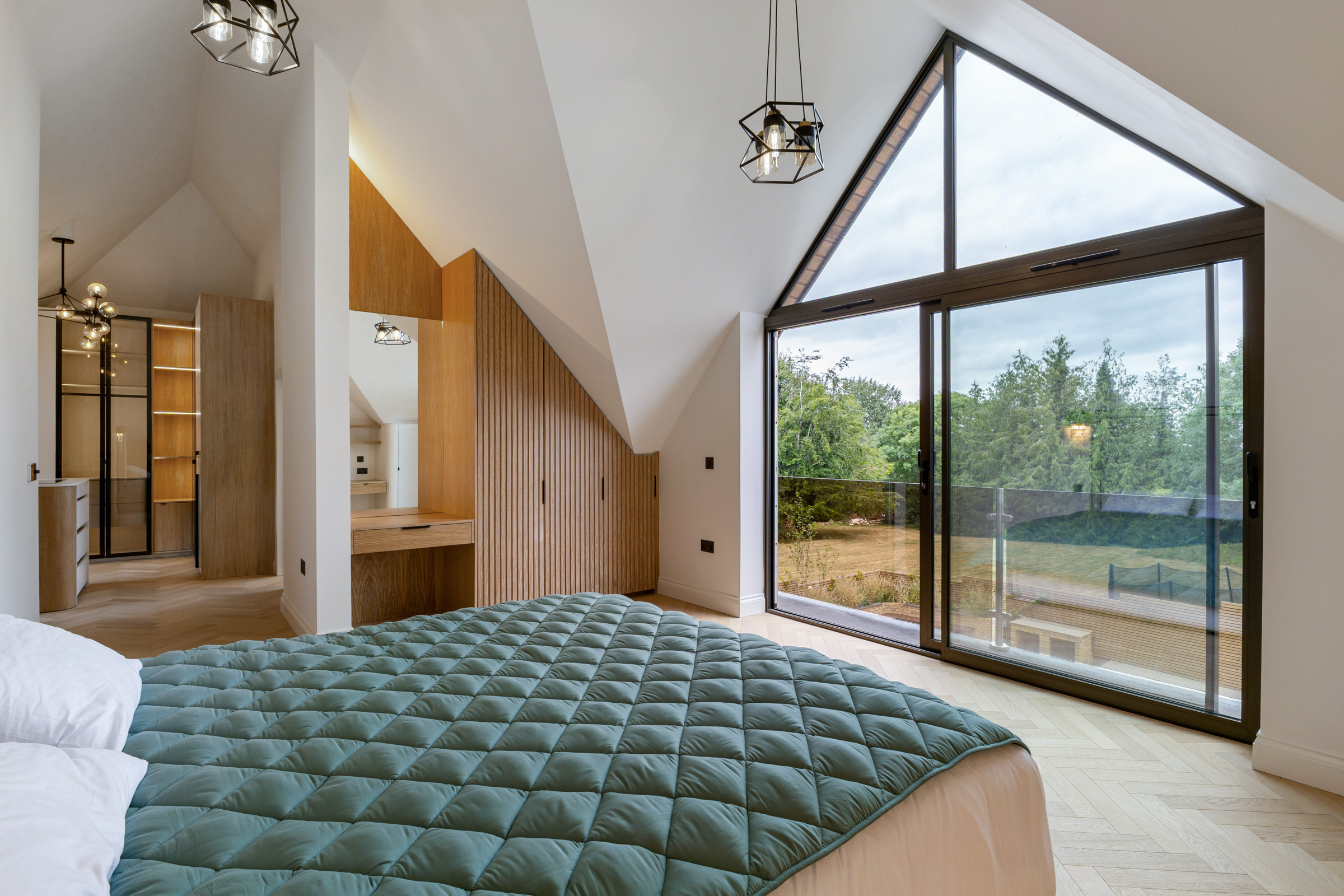  A Gated Contemporary House with an Indoor Swimming Pool - 物件實景