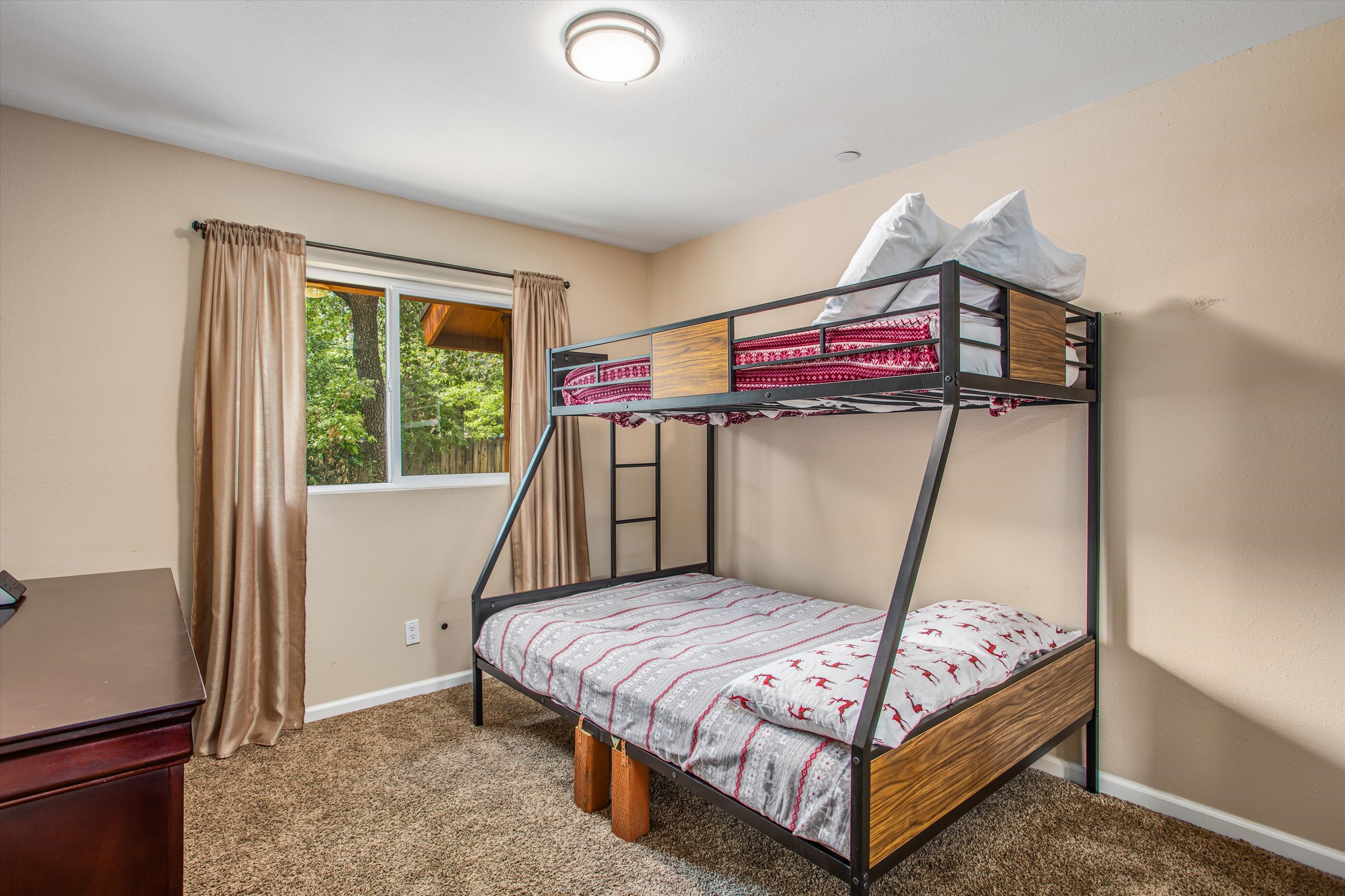 Sugarloaf, California, 92386, United States, 4 Bedrooms Bedrooms, ,2 BathroomsBathrooms,Residential,For Sale,1848559