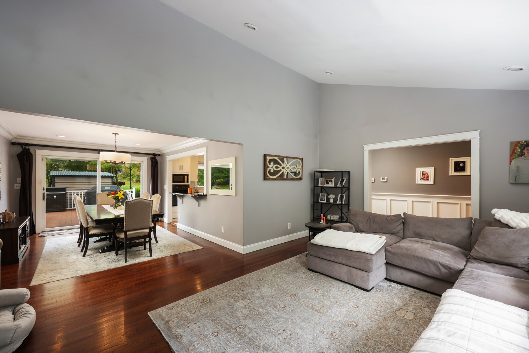  Inviting Ranch Home Offers Exceptional Indoor-Outdoor Entertainment Spaces - 物件實景
