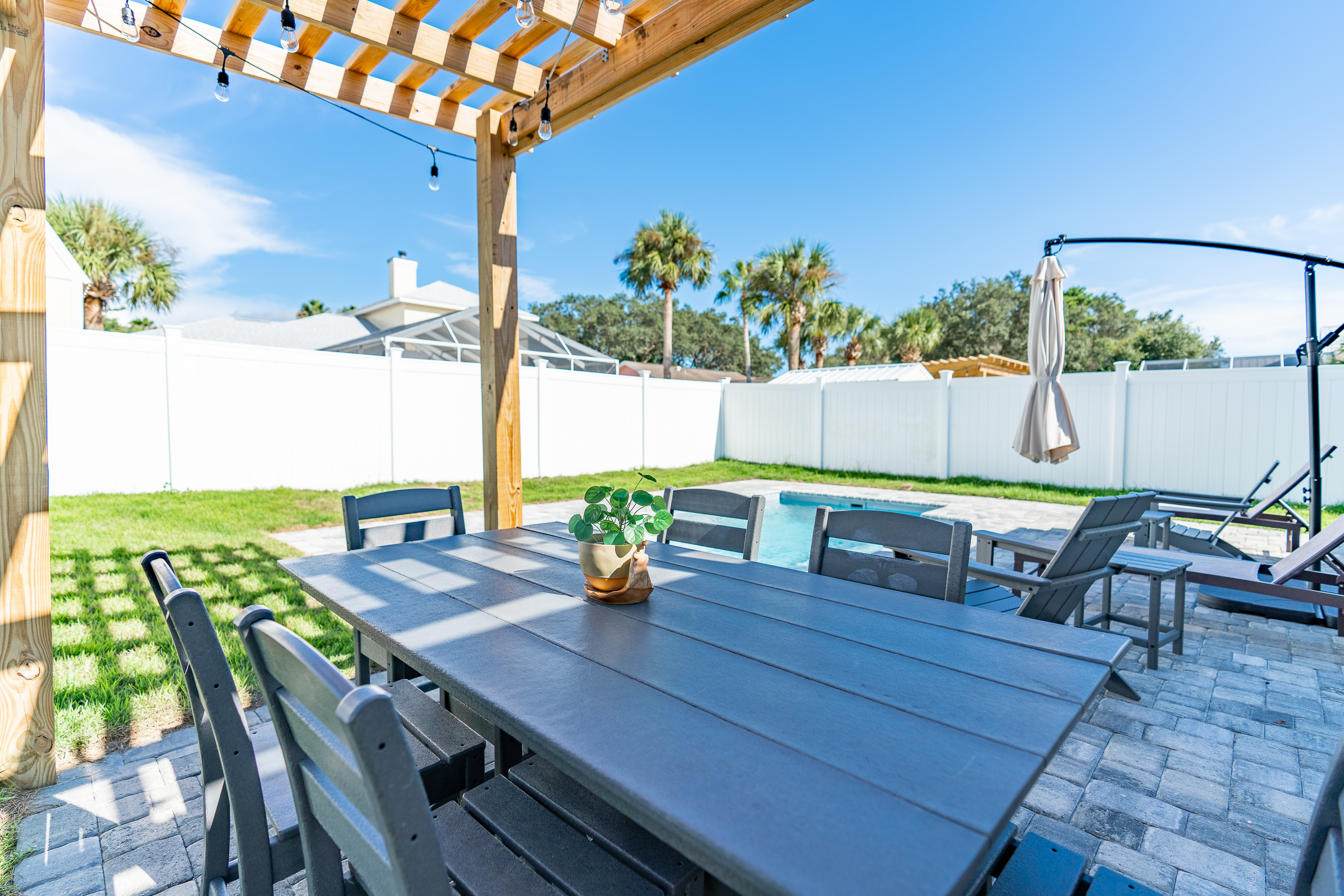  Rental-Ready Coastal Retreat with Heated Pool and No HOA - 物件實景
