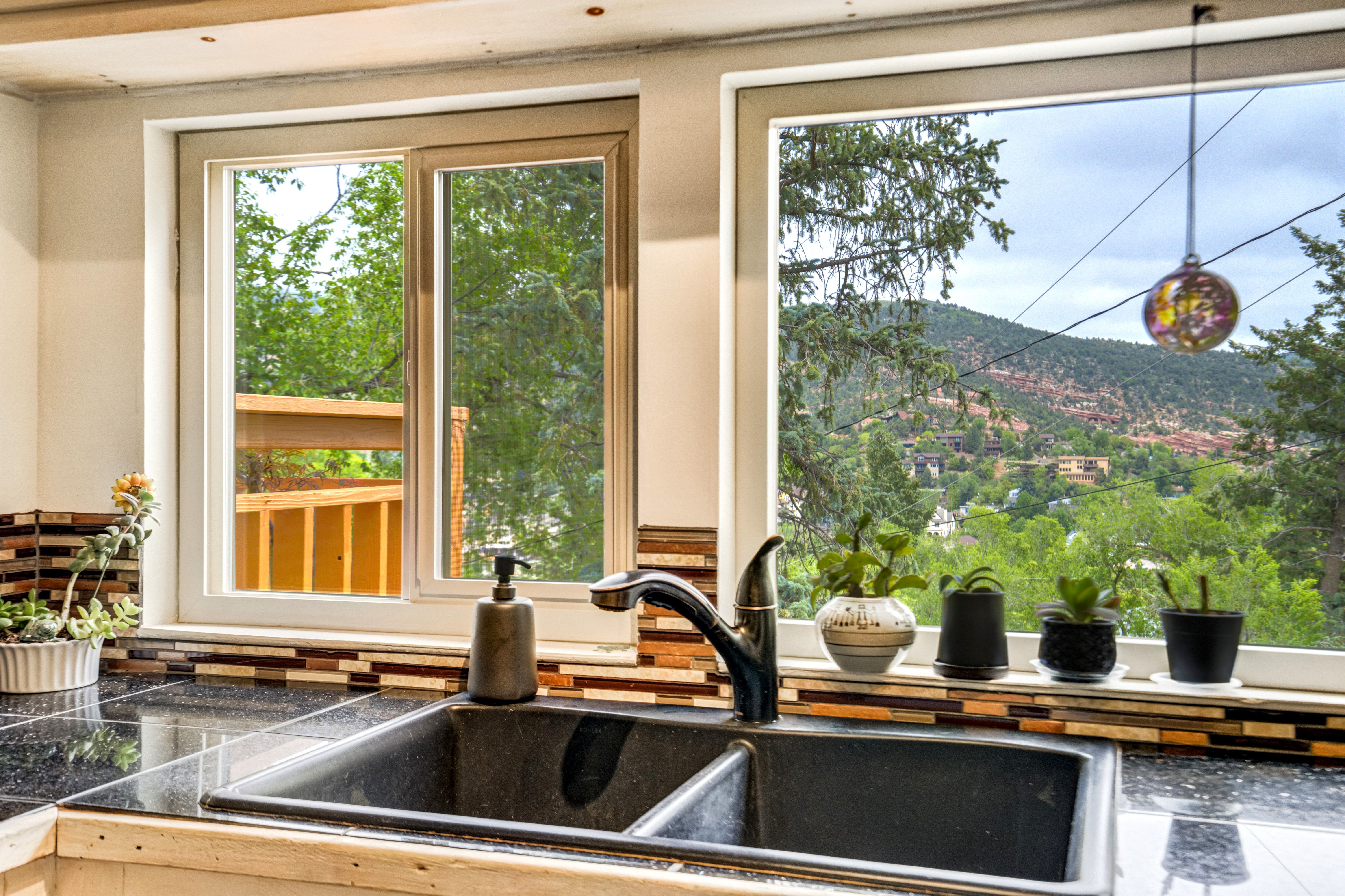  Extraordinary Mountain Retreat Perched Above the Heart of Manitou Springs - 物件實景