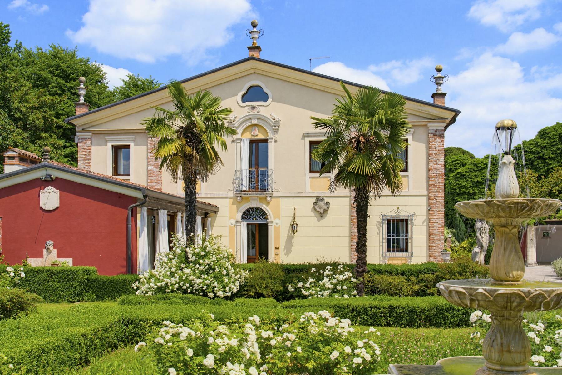  Restored country villa with an Italianstyle garden - 物件實景