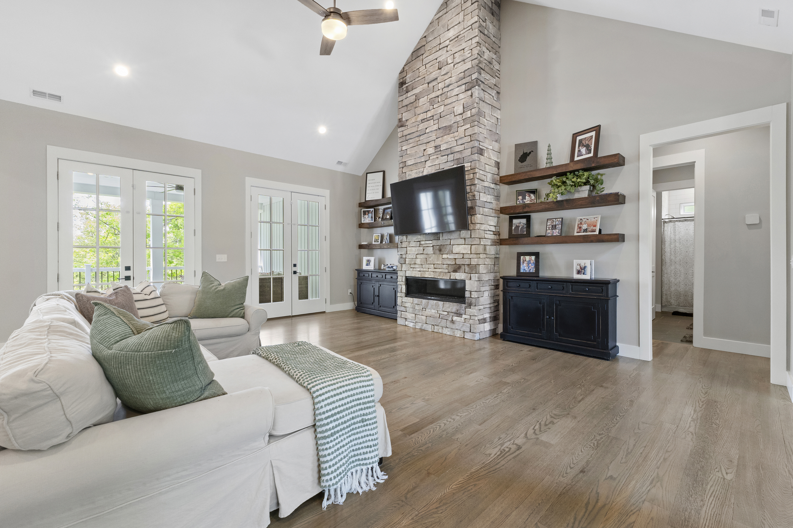 Huntington, West Virginia, 25701, United States, 6 Bedrooms Bedrooms, ,6 BathroomsBathrooms,Residential,For Sale,1977823