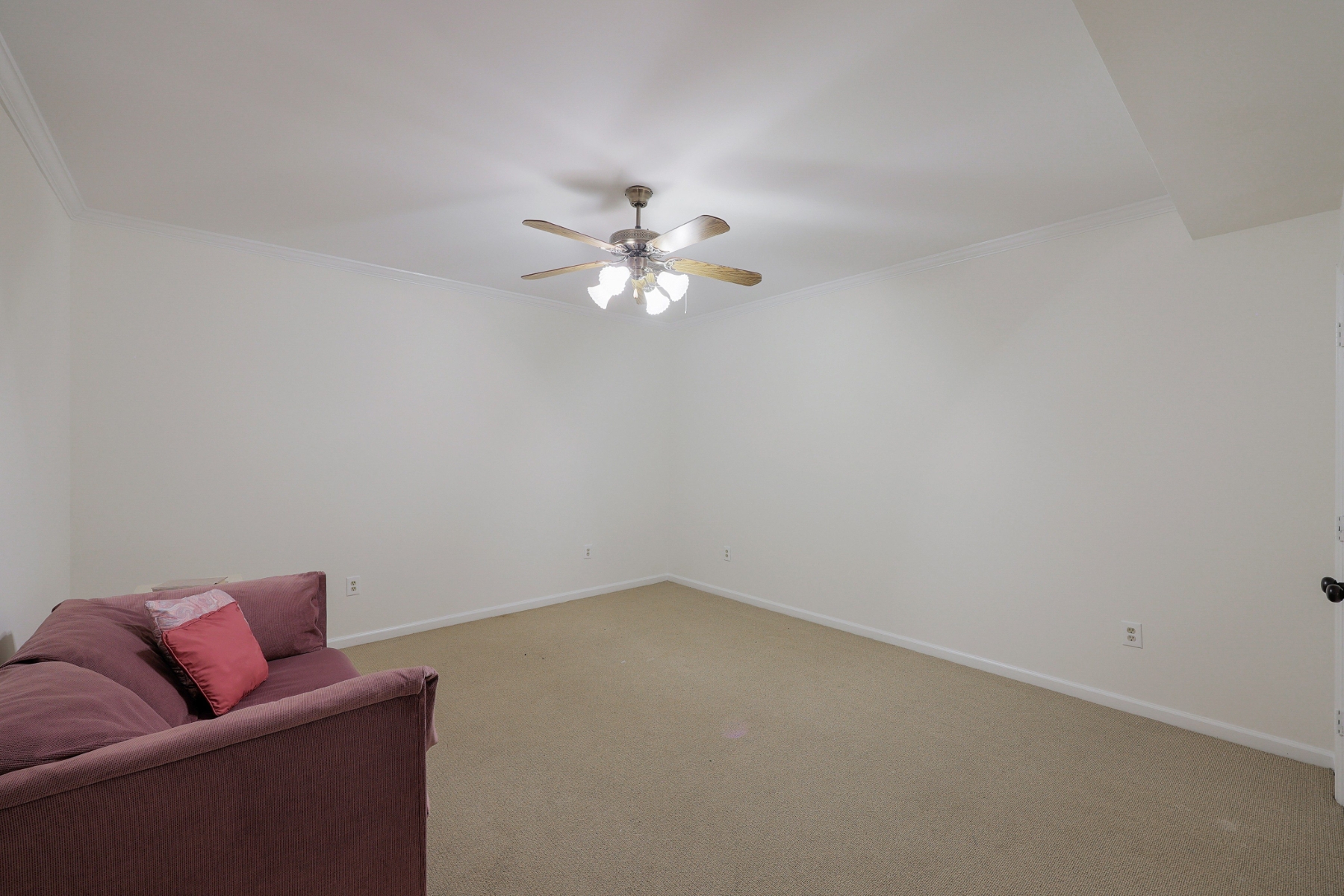  Spacious Living, Thoughtful Updates and Desirable Location - 物件實景
