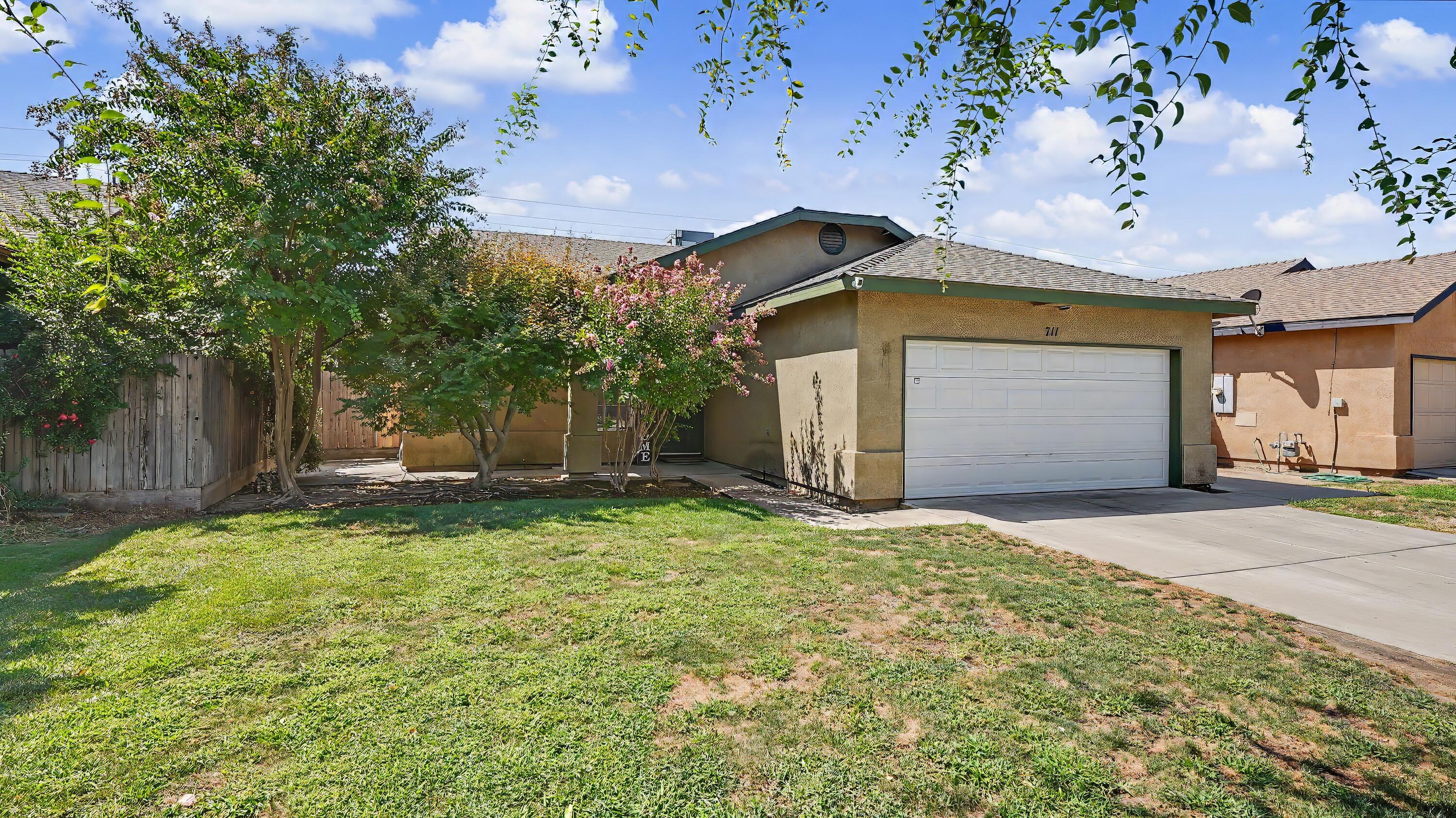 Anissa St, Farmersville, CA 93223