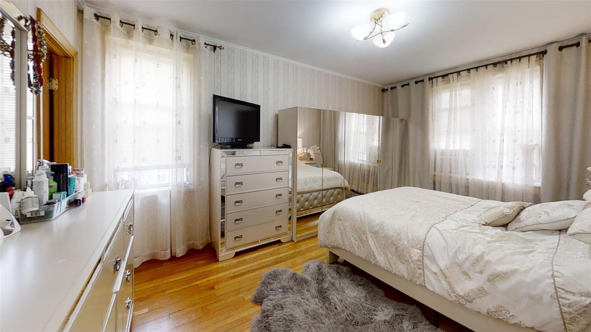 Rego Park, New York, 11374, United States, 2 Bedrooms Bedrooms, ,2 BathroomsBathrooms,Residential,For Sale,1796188