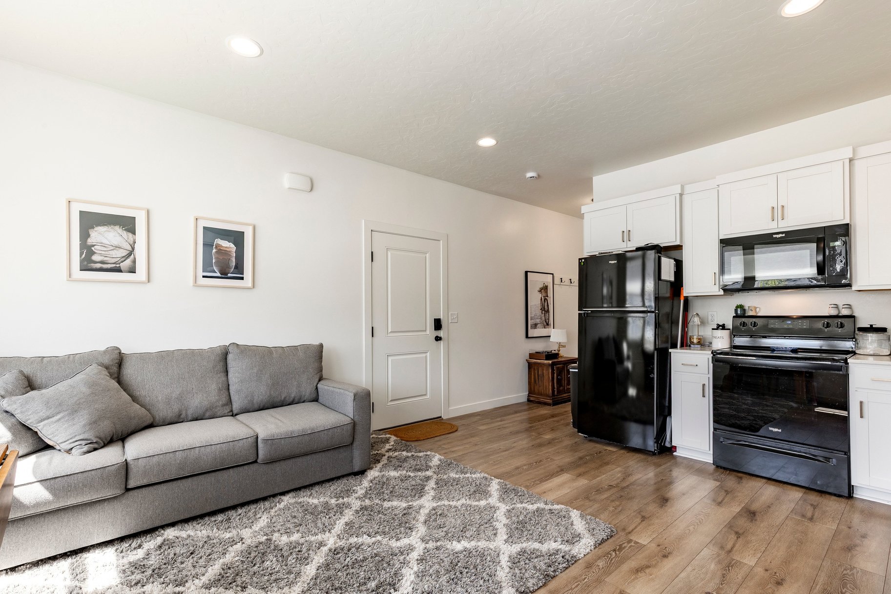  Spacious rambler with ADU. Open design and backyard made for living. - 物件實景