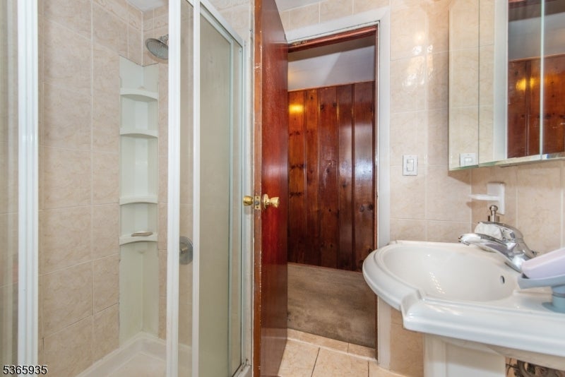 Wayne Twp., New Jersey, 07470, United States, 5 Bedrooms Bedrooms, ,3 BathroomsBathrooms,Residential,For Sale,1928449