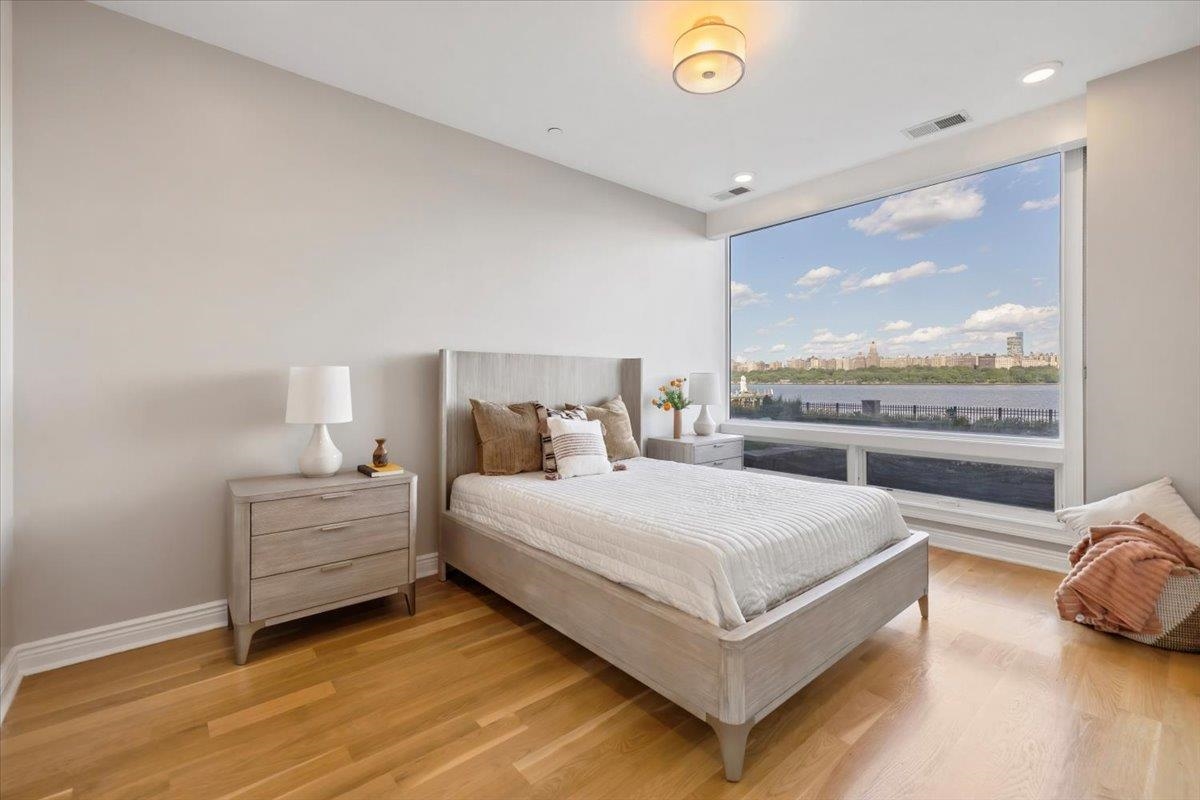 Edgewater, New Jersey, 07020, United States, 2 Bedrooms Bedrooms, ,2 BathroomsBathrooms,Residential,For Sale,1995934