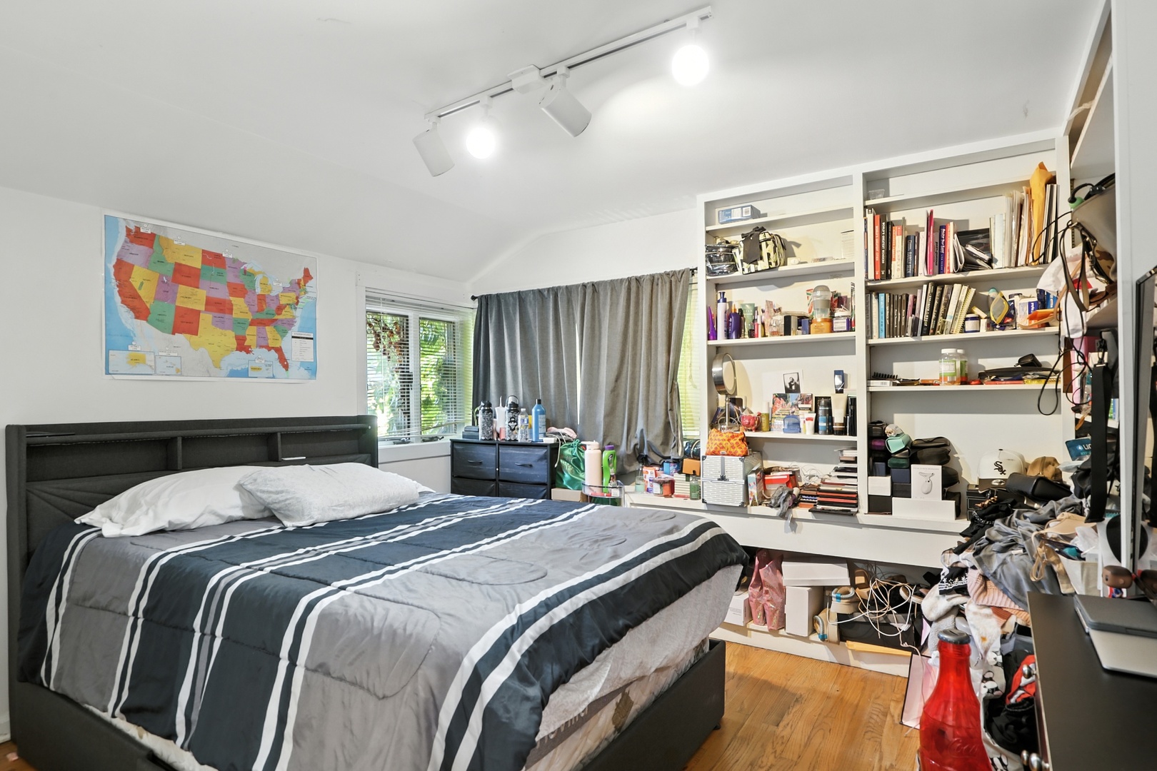 Lincolnwood, Illinois, 60712, United States, 3 Bedrooms Bedrooms, ,2 BathroomsBathrooms,Residential,For Sale,1951315