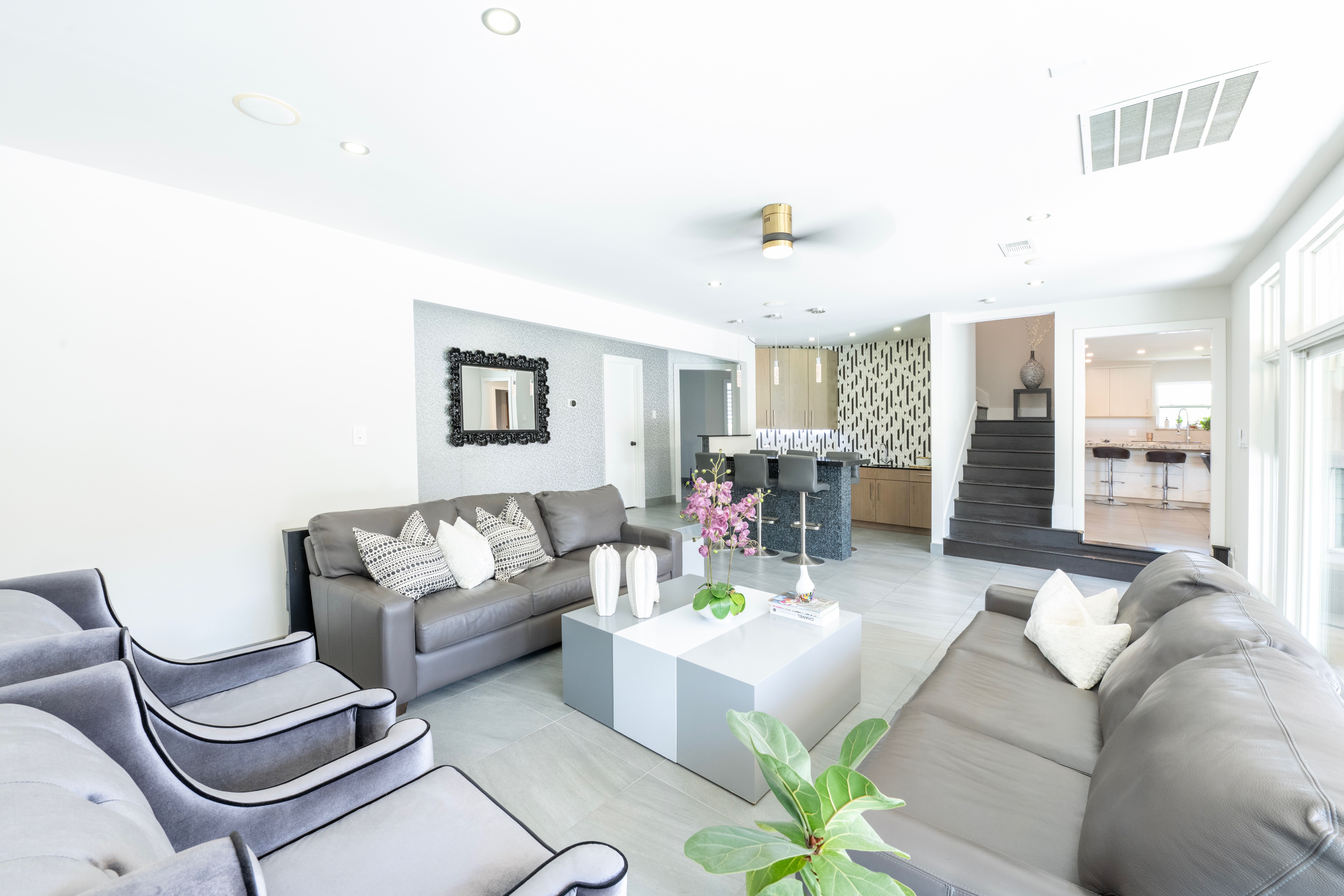  Desirable Corner Lot Home with Back Yard Oasis - 物件實景