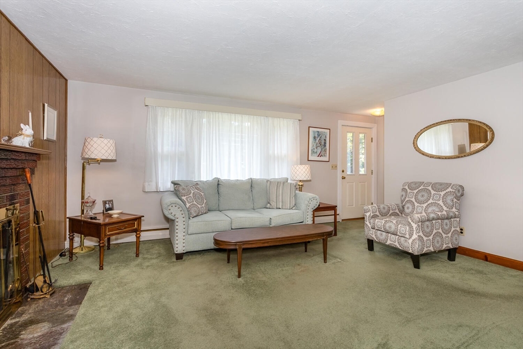 Easton, Massachusetts, 02356, United States, 3 Bedrooms Bedrooms, ,1 BathroomBathrooms,Residential,For Sale,1942159