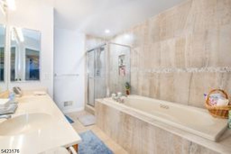 Wayne Twp., New Jersey, 07470, United States, 3 Bedrooms Bedrooms, ,3 BathroomsBathrooms,Residential,For Sale,2037003