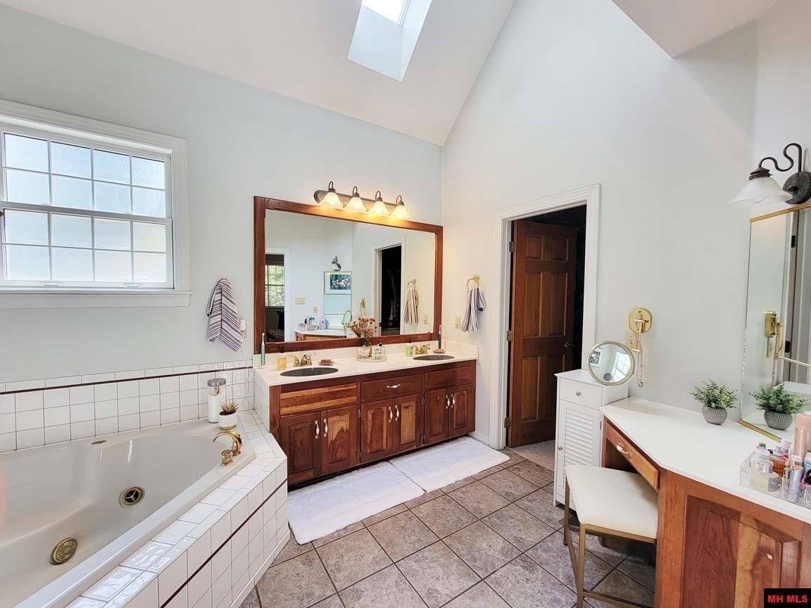 Mountain Home, Arkansas, 72653, United States, 4 Bedrooms Bedrooms, ,5 BathroomsBathrooms,Residential,For Sale,1979940