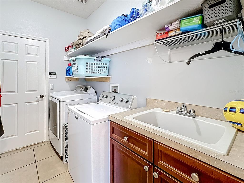 Oviedo, Florida, 32765, United States, 5 Bedrooms Bedrooms, ,3 BathroomsBathrooms,Residential,For Sale,1903894