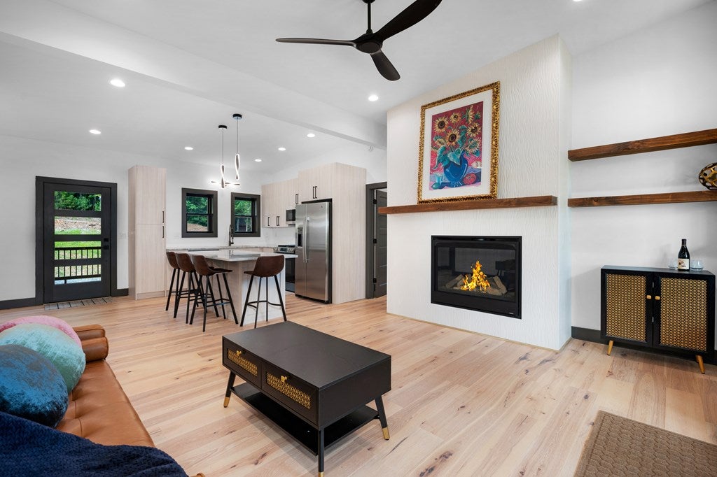 Ellijay, Georgia, 30540, United States, 3 Bedrooms Bedrooms, ,3 BathroomsBathrooms,Residential,For Sale,1840350