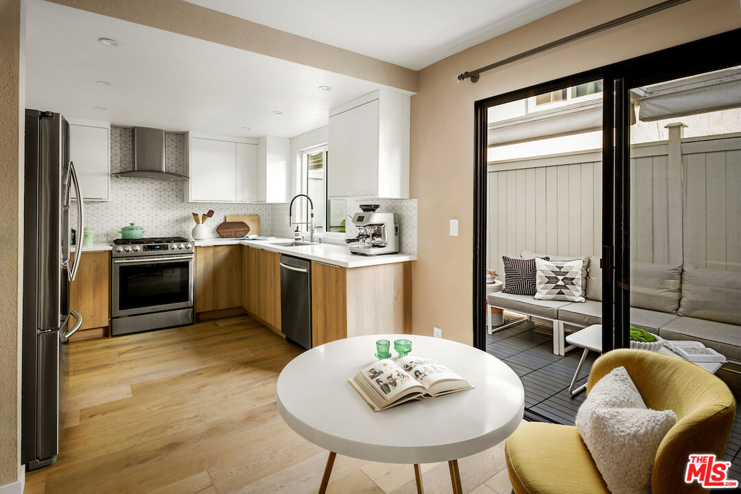 Santa Monica, California, 90403, United States, 2 Bedrooms Bedrooms, ,3 BathroomsBathrooms,Residential,For Sale,1986482