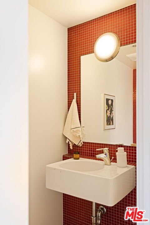 Los Angeles, California, 90038, United States, 2 Bedrooms Bedrooms, ,2 BathroomsBathrooms,Residential,For Sale,1917105