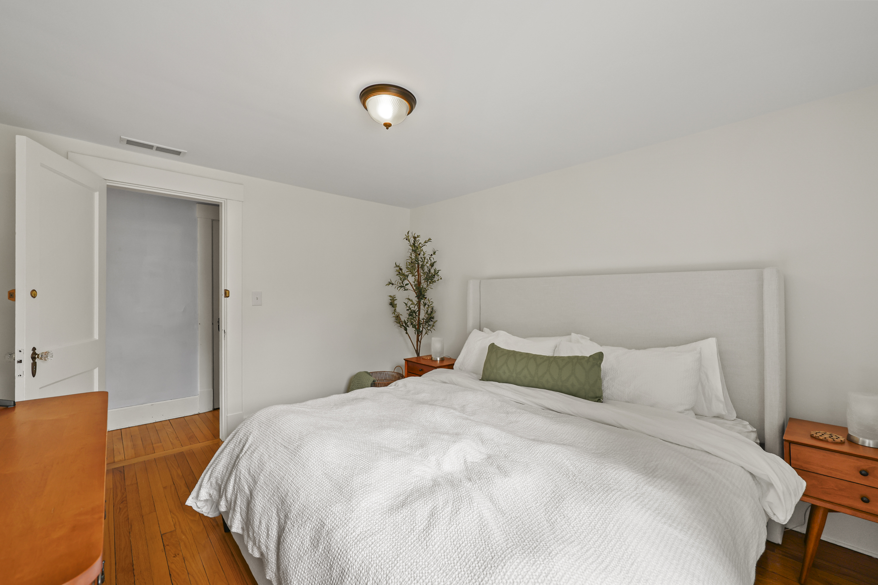  Sunlit, Well-Kept Home with Easy Flow and Quiet Setting - 物件實景