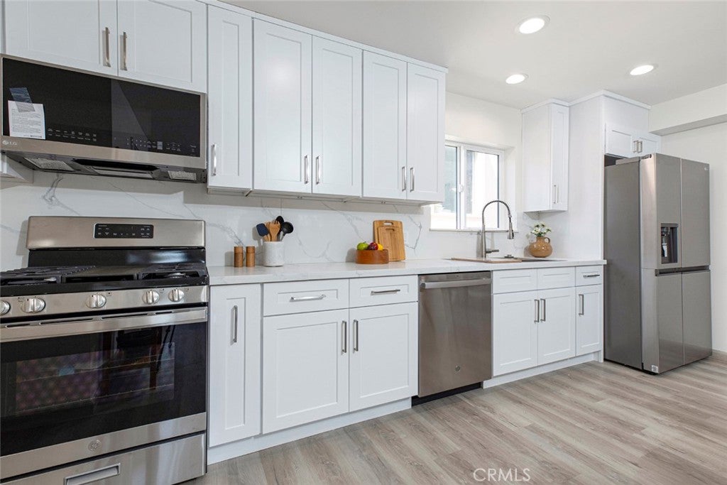 Los Angeles, California, 90027, United States, ,Residential,For Sale,1938959