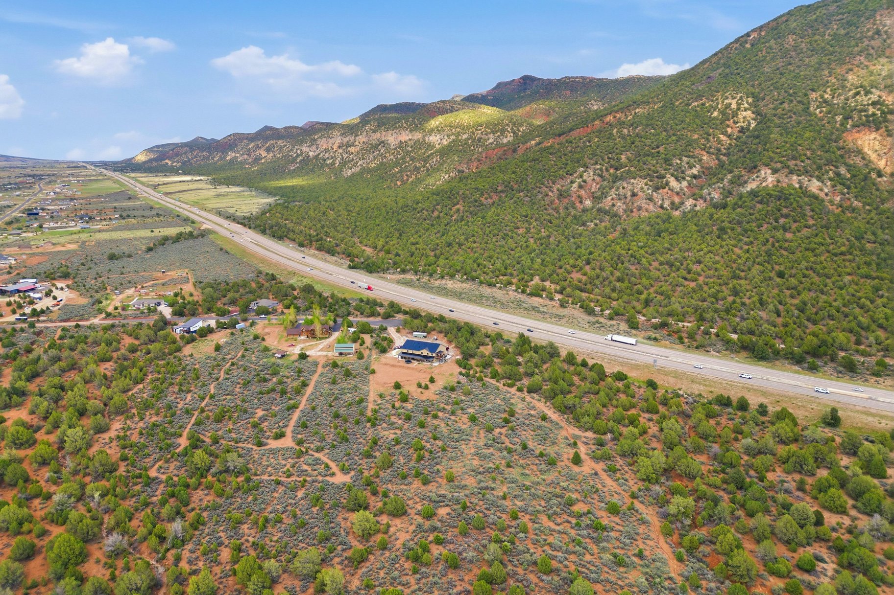  5 Acres • Two Homes In One • Horse Property With Flexible Living Options - 物件實景