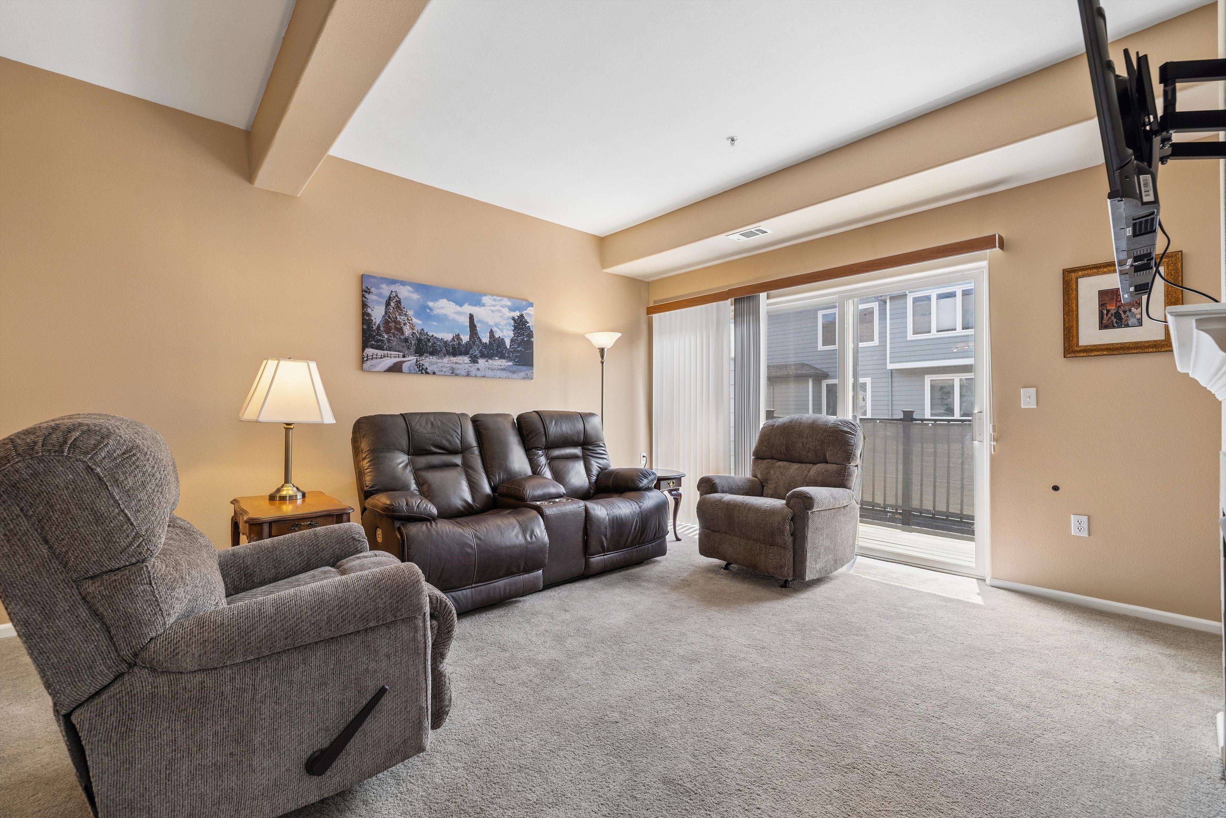  Move-In-Ready, Fully Refreshed, And Perfectly Located - 物件實景
