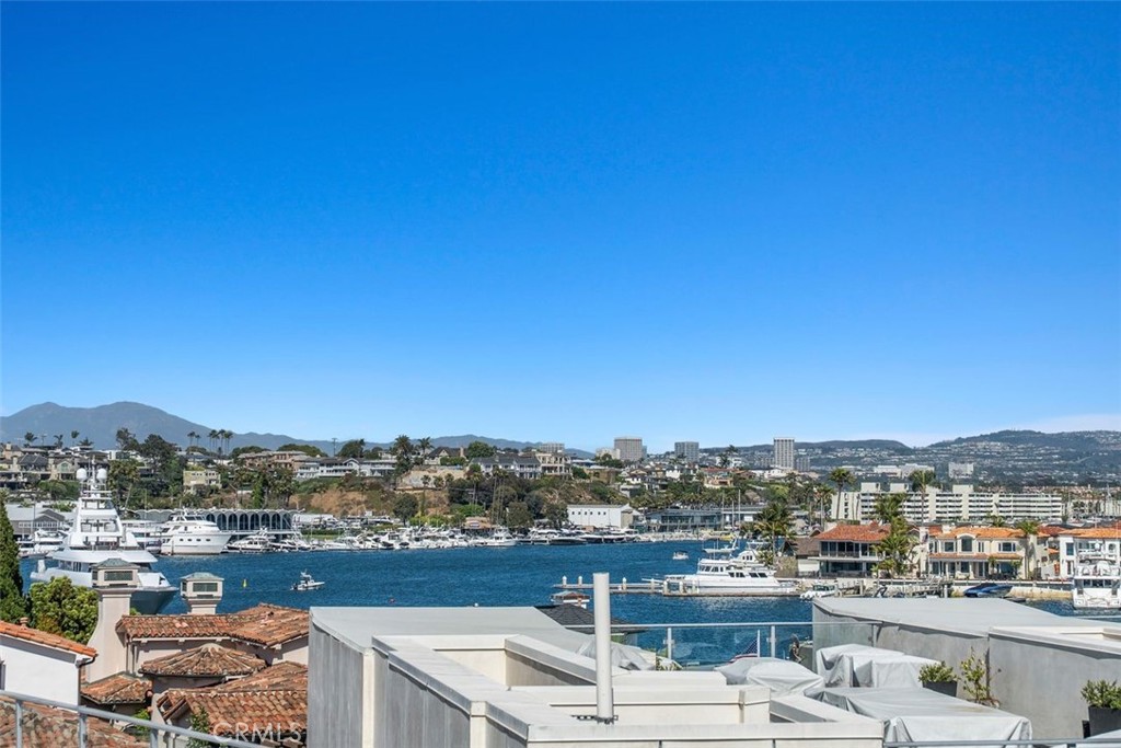 Newport Beach, California, 92663, United States, 2 Bedrooms Bedrooms, ,3 BathroomsBathrooms,Residential,For Sale,1989399