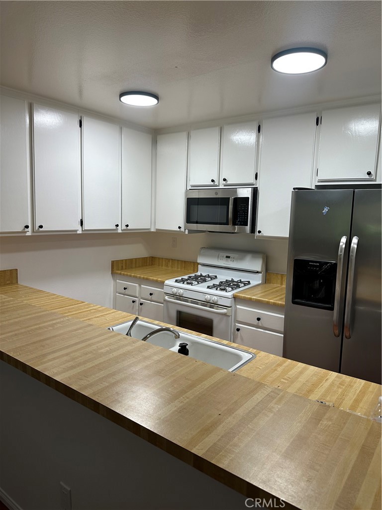 Canoga Park, California, 91303, United States, 2 Bedrooms Bedrooms, ,1 BathroomBathrooms,Residential,For Sale,1934510