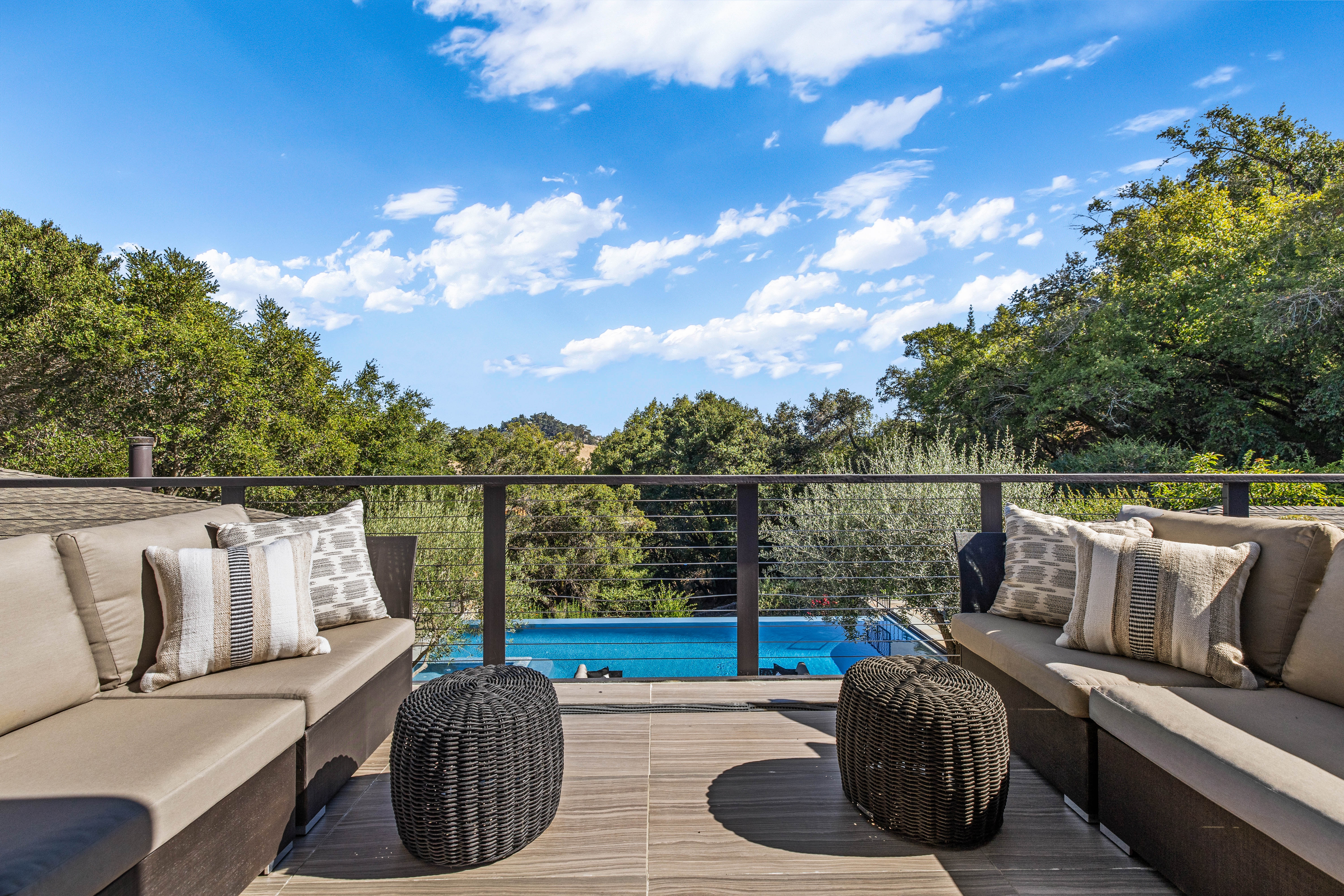  Resort Living in Sorich Park — Gated Mediterranean Estate With Pool and Views - 物件實景