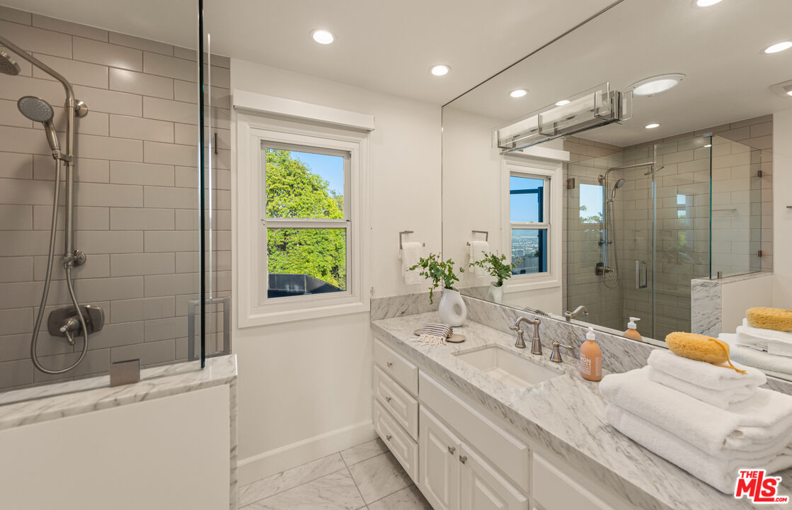 Los Angeles, California, 90049, United States, 5 Bedrooms Bedrooms, ,4 BathroomsBathrooms,Residential,For Sale,1889913