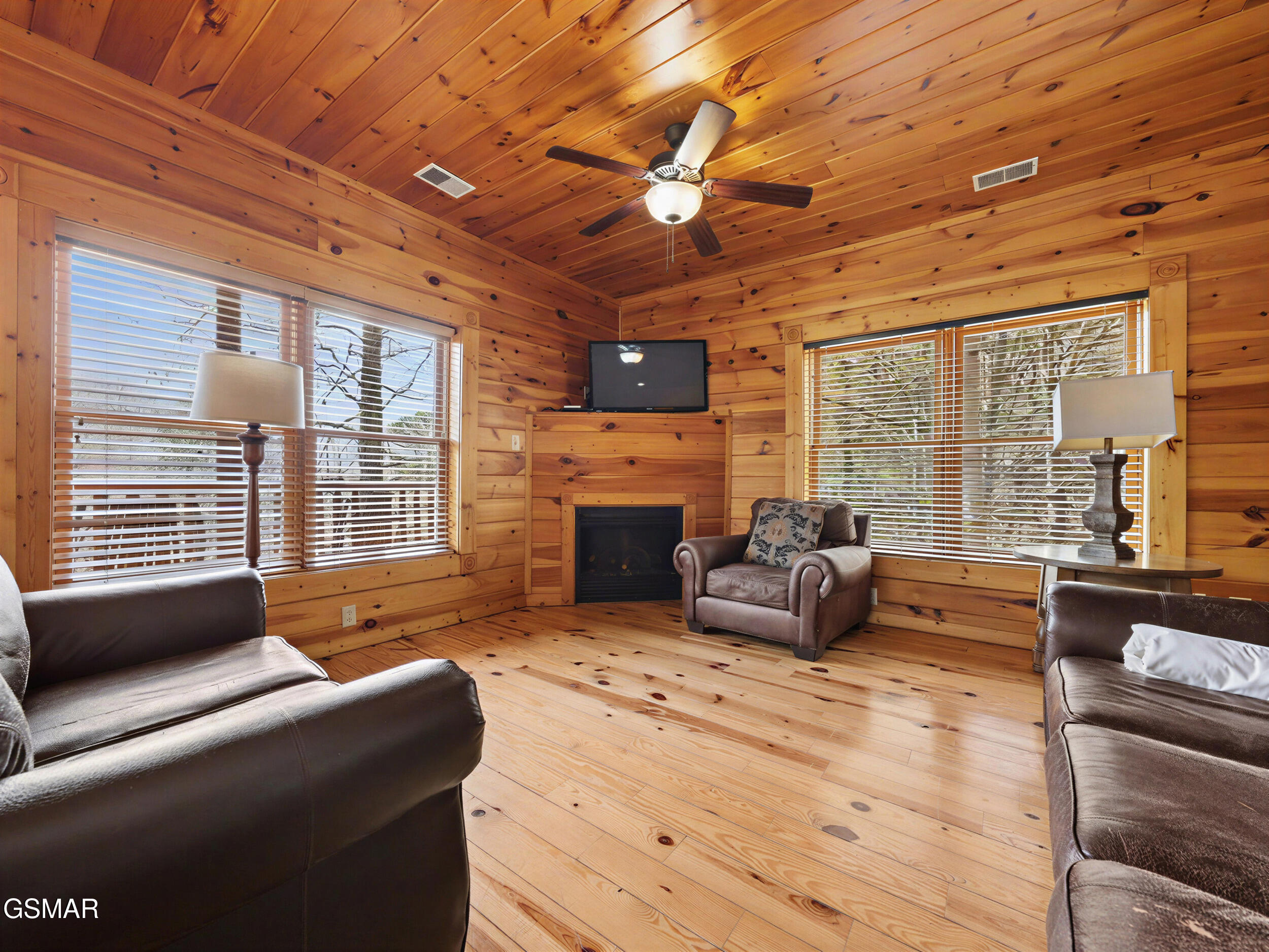 Gatlinburg, Tennessee, 37738, United States, 2 Bedrooms Bedrooms, ,3 BathroomsBathrooms,Residential,For Sale,2024380