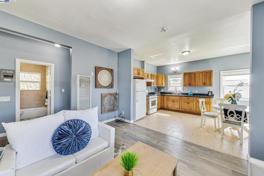 Oakland, California, 94605, United States, ,Residential,For Sale,1921286