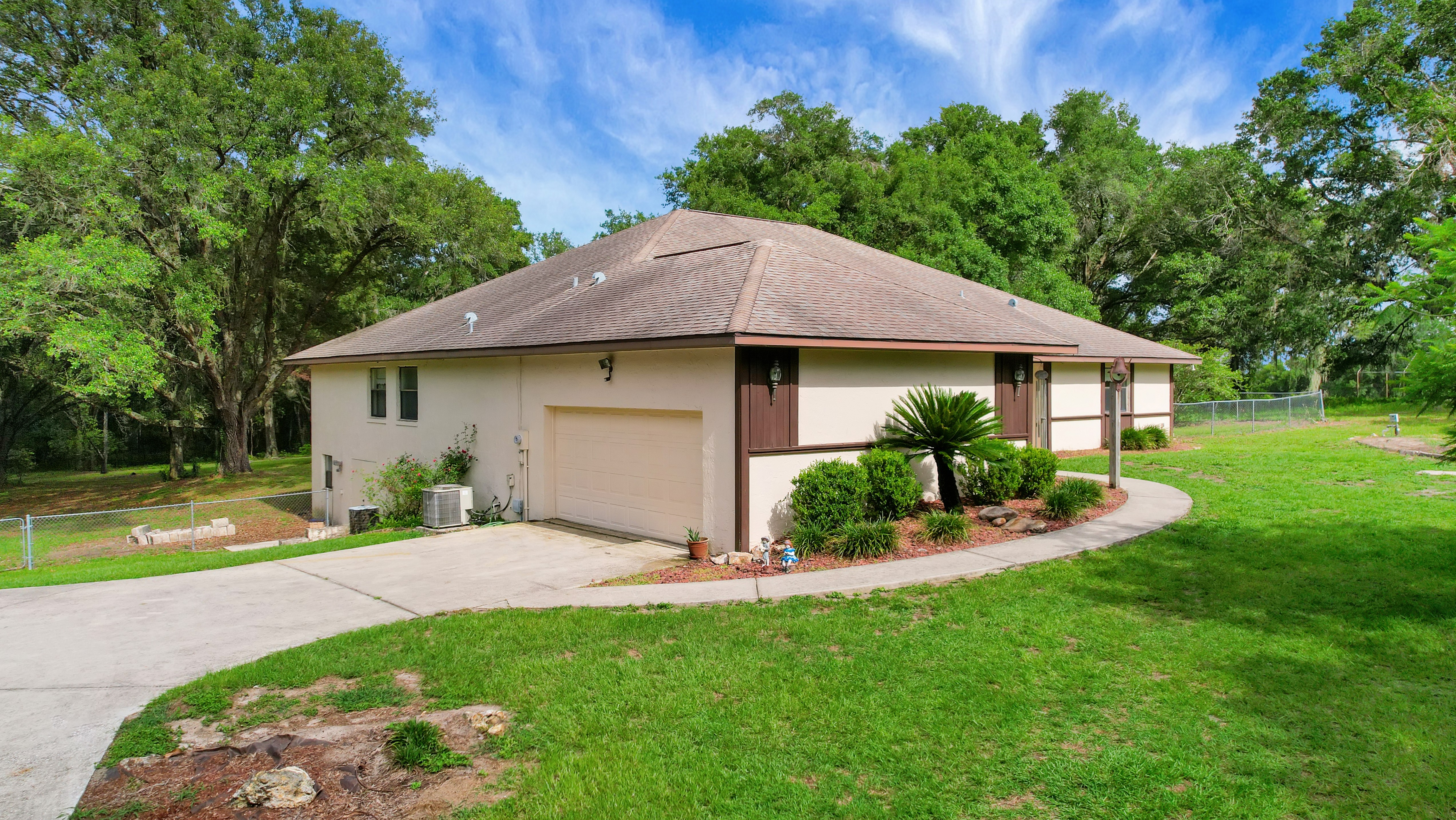Lady Lake, Florida, 32159, United States, 4 Bedrooms Bedrooms, ,2 BathroomsBathrooms,Residential,For Sale,1873535
