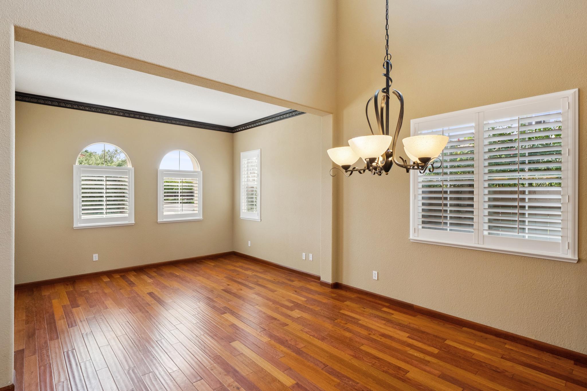 Gorgeous Two-Story Oakley Home - 物件實景